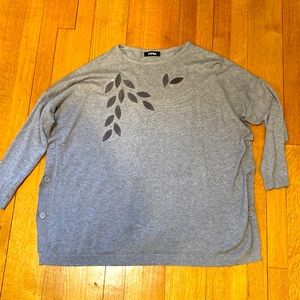 Pretty grey sweater. Side buttons😎